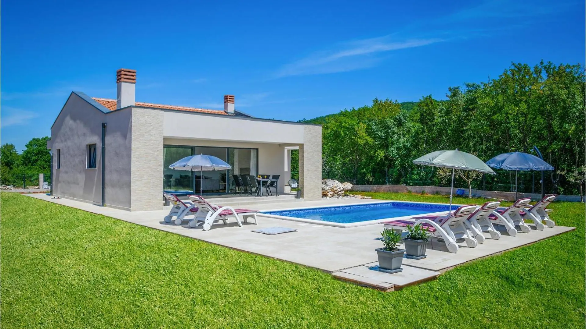 Amazing Home In Trget With Outdoor Swimming Pool