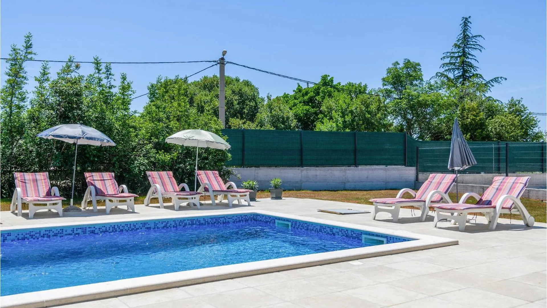 Amazing Home In Trget With Outdoor Swimming Pool
